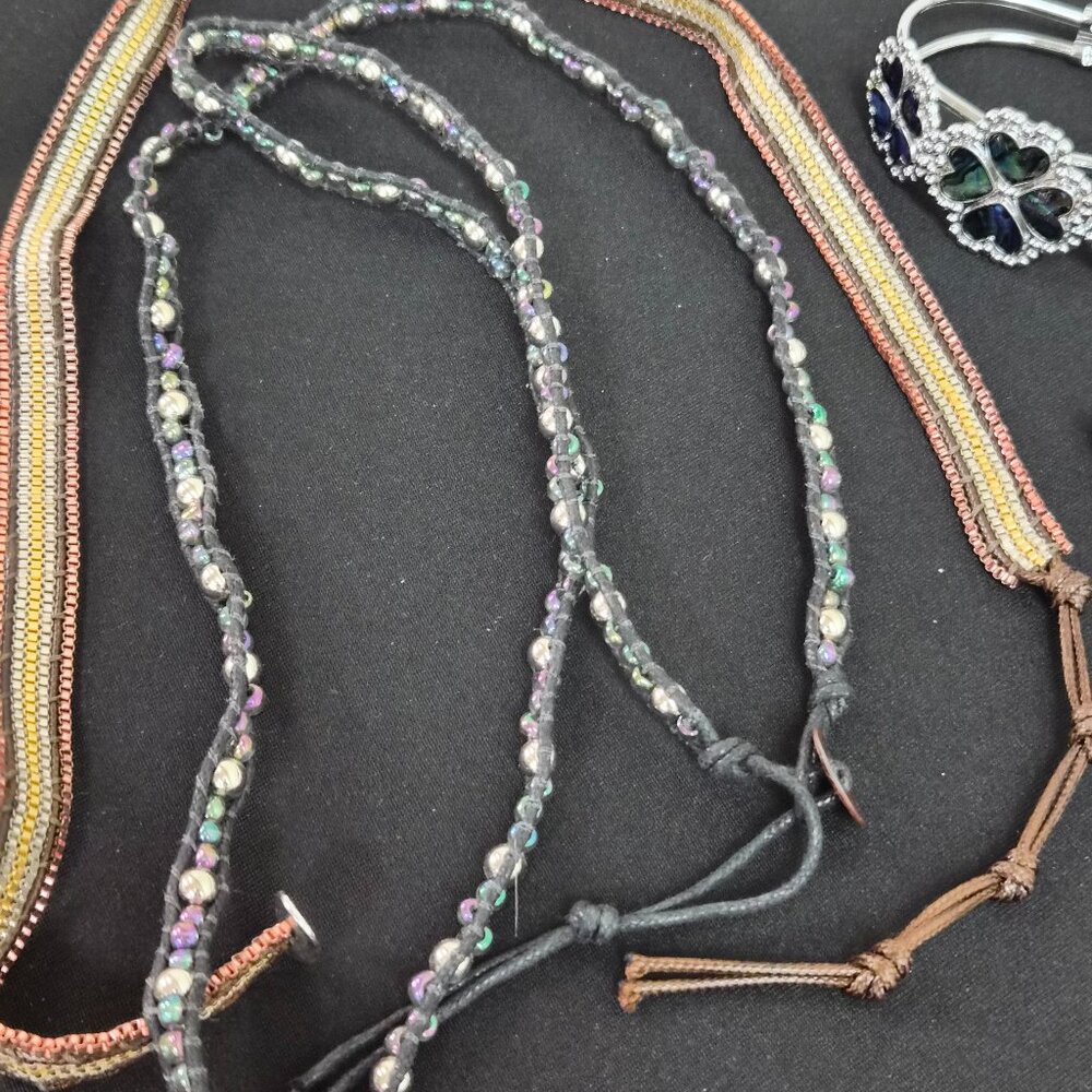 Lot of avant garde costume jewelry two necklaces, 4 pairs earrings, one bracelet - Picture 3 of 7